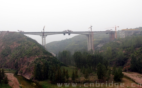 半幅合龍后的八道河大橋