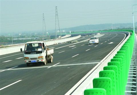 車輛行駛在肇花高速三水段上。目前，三水已有肇花、西二環(huán)、二廣、廣肇等多條高速公路通車，廣佛肇高速通車后，三水交通區(qū)位優(yōu)勢將更加明顯。