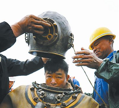 5月2日，冒著蒙蒙細(xì)雨，郝晉新帶領(lǐng)著創(chuàng)新工作室的成員們，對淮南孔李淮河大橋工程施工中關(guān)于采空區(qū)橋墩固定的攻關(guān)課題進(jìn)行最后一次現(xiàn)場數(shù)據(jù)核查。