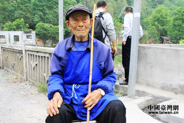 96歲的樂山雙橋村村民王國升參與了樂西公路五洞橋的修建。（中國臺(tái)灣網(wǎng) 宣玲玲 攝）