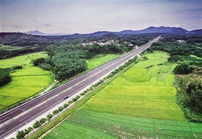 新建成通車的屯瓊高速公路猶如一條彩帶，飄逸在中部地區(qū)的青山綠水間。顯煌