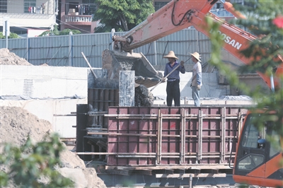 正在緊張建設(shè)中的三亞榕根大橋。孫清攝