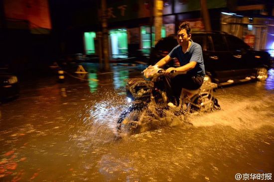 北京全城普降暴雨 道路積水成河(組圖)