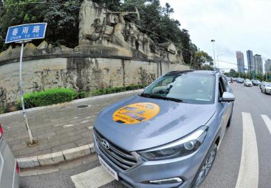 20日上午，“重走史迪威公路”車隊抵達滇緬公路“零公里”起點。