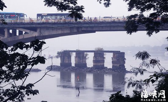 由從宋代浮橋、明代石橋到現(xiàn)如今全國最美斷橋，福州閩江上的洪山古橋已歷經(jīng)千余年。宋代理學(xué)大家朱熹曾十多次來到福州，也都是經(jīng)過當(dāng)年的浮橋進城。