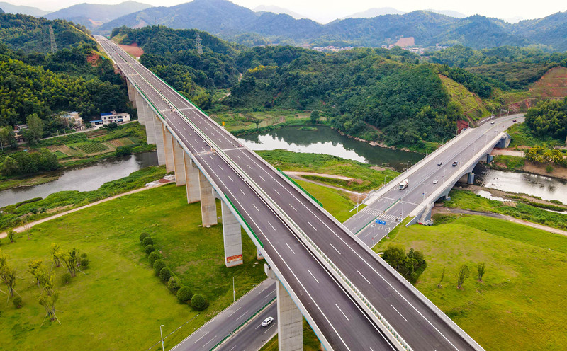 萍蓮高速公路地形地貌復(fù)雜，區(qū)域高差懸殊，橋梁隧道比率高達(dá)到43.2%，全線共建有隧道5座。（央廣網(wǎng)發(fā) 文怡 攝）